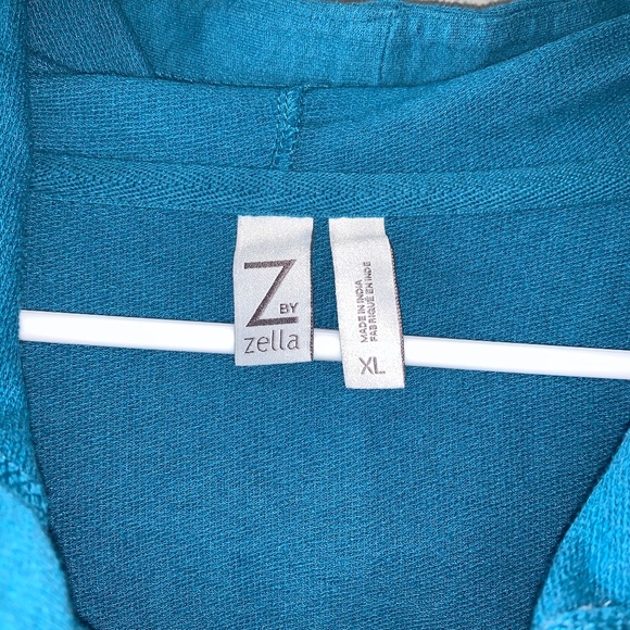 Zella Activewear Jacket with ruched sleeves - Picture 2 of 6
